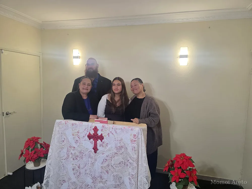 Momoi Areto church family, picture 15 of 18