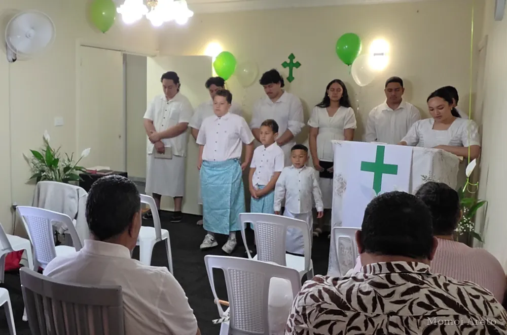 Children presenting on White Sunday, picture 1 of 14