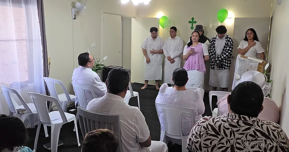 White Sunday worship together, picture 10 of 14